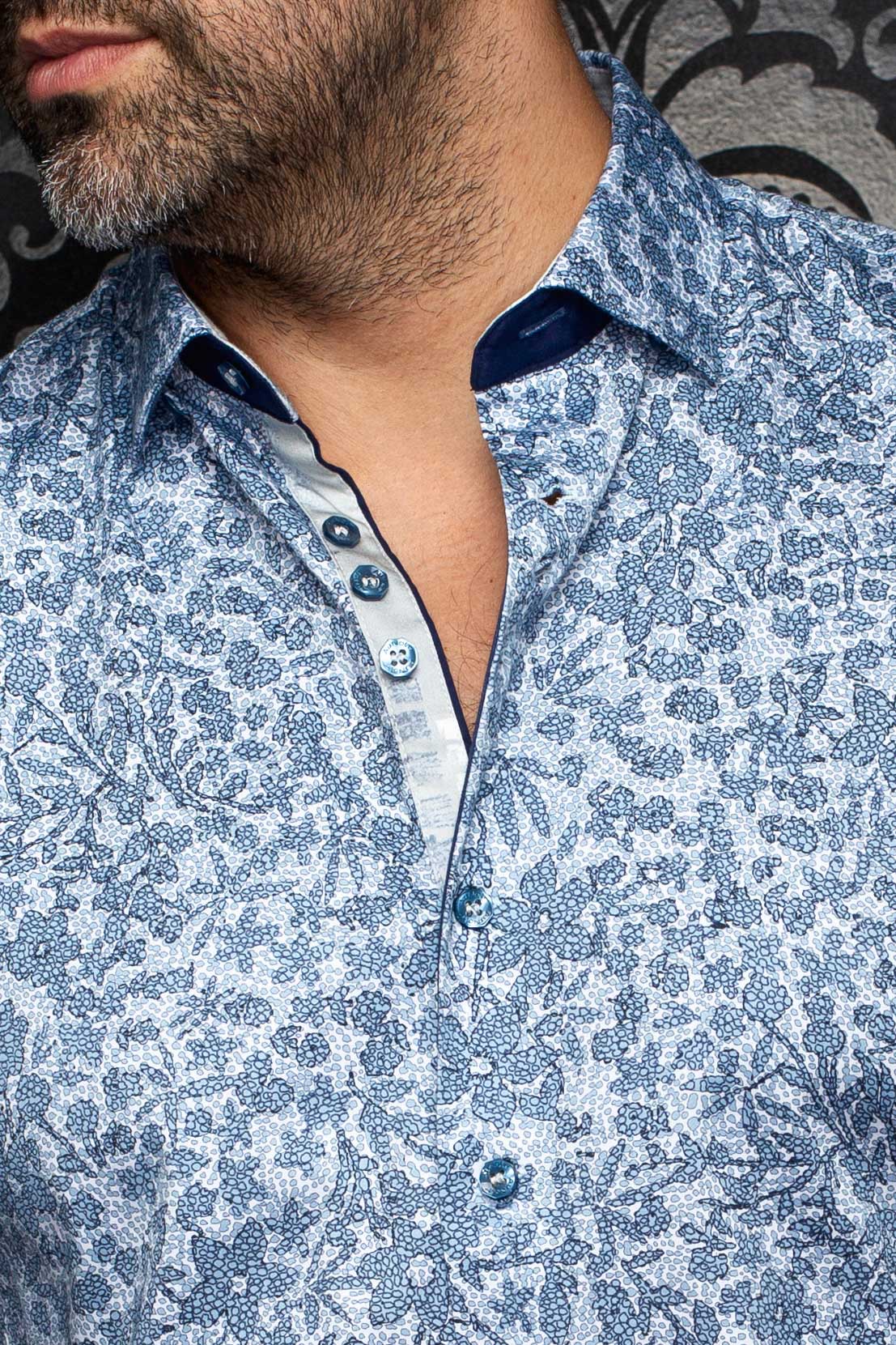 Gros plan sur la chemise fleurie bleue et blanche avec col et patte contrastants pour homme par Au Noir