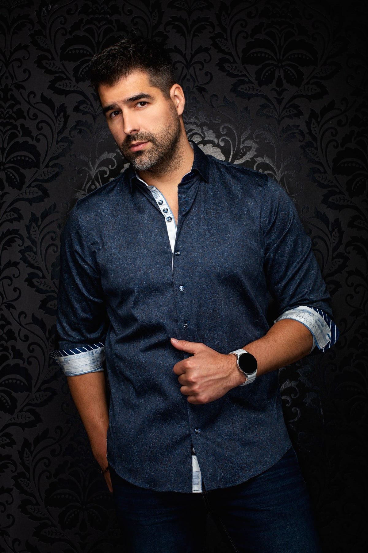 Chemise boutonnée bleu marine foncé à motif avec patte pâle et poignets roulés pour homme par Au Noir, vue de face