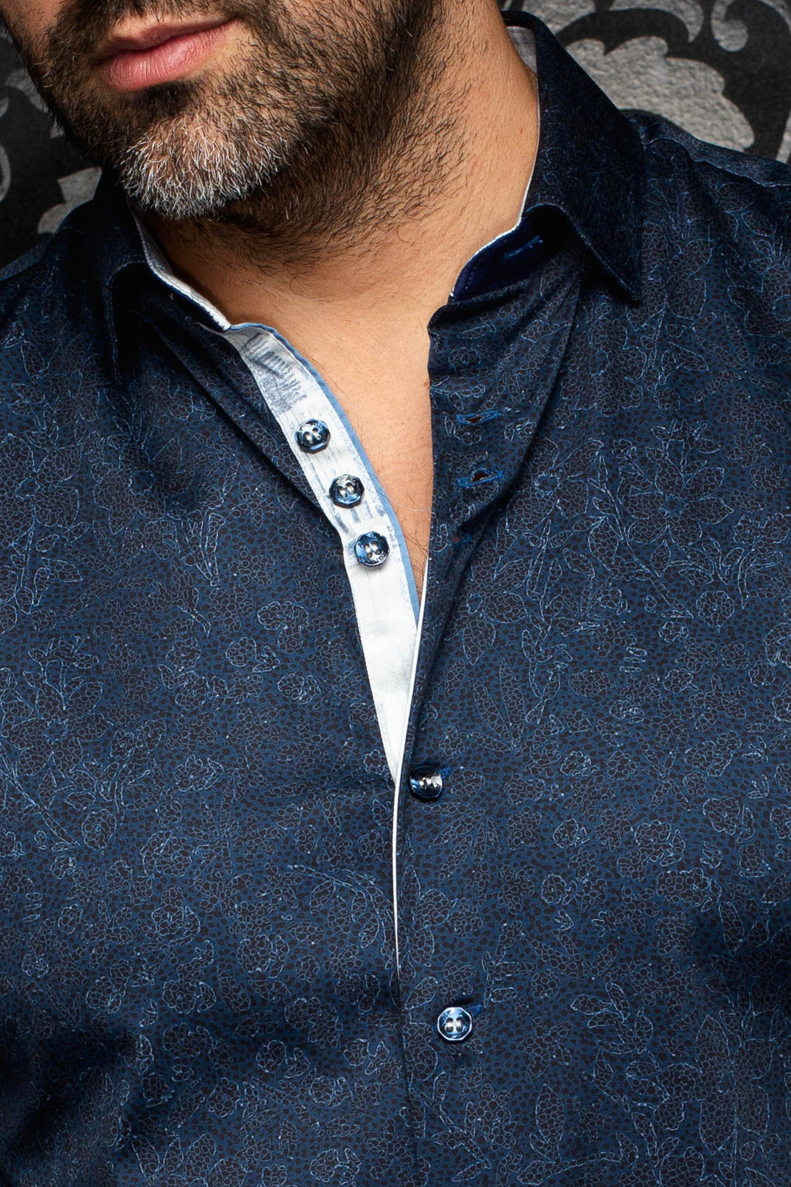 Col de chemise bleu marine à motif, patte intérieure pâle et boutons lustrés pour homme par Au Noir, en gros plan