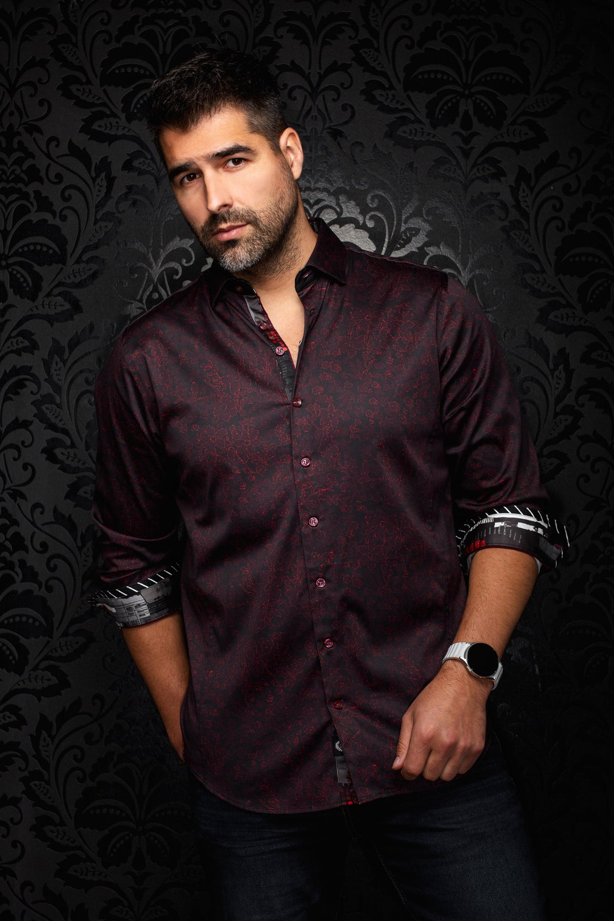 Chemise noire à motif floral bourgogne avec poignets roulés contrastants pour homme par Au Noir, vue de face