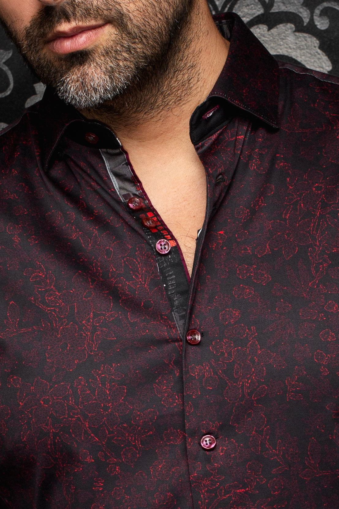 Chemise noire à motif floral bourgogne, col évasé et patte intérieure foncée pour homme par Au Noir, en gros plan