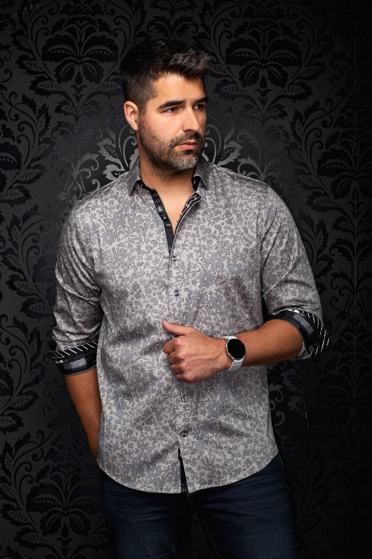 Chemise grise à fleurs avec poignets roulés et garniture noire pour homme par Au Noir, vue de face