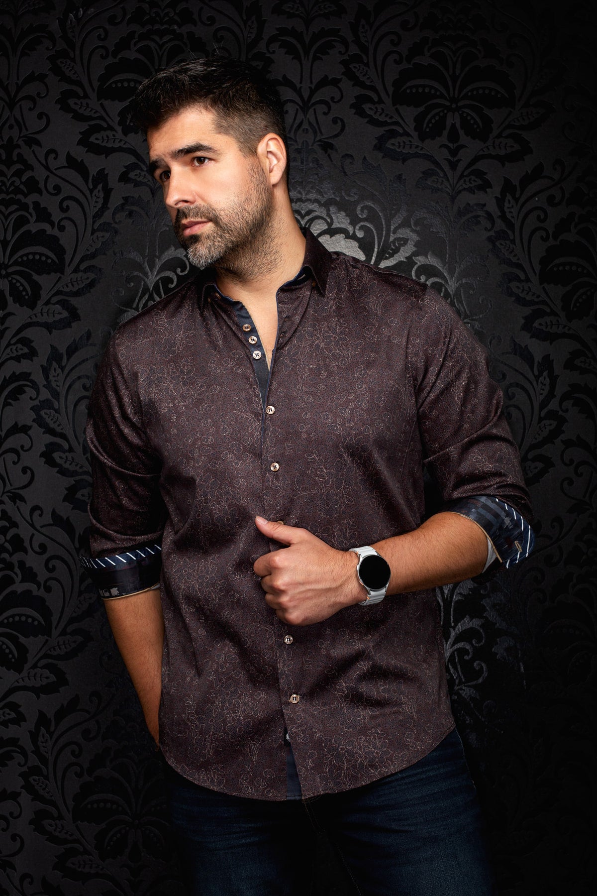 Chemise brune foncé florale avec poignets et patte bleu marine pour homme par Au Noir, vue de face