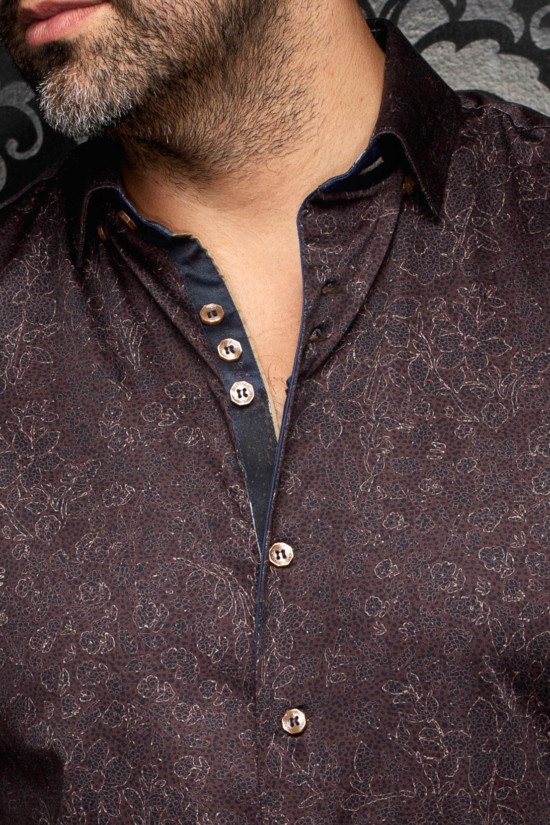 Gros plan du col, des boutons et de la patte contrastante bleu marine de la chemise pour homme par Au Noir