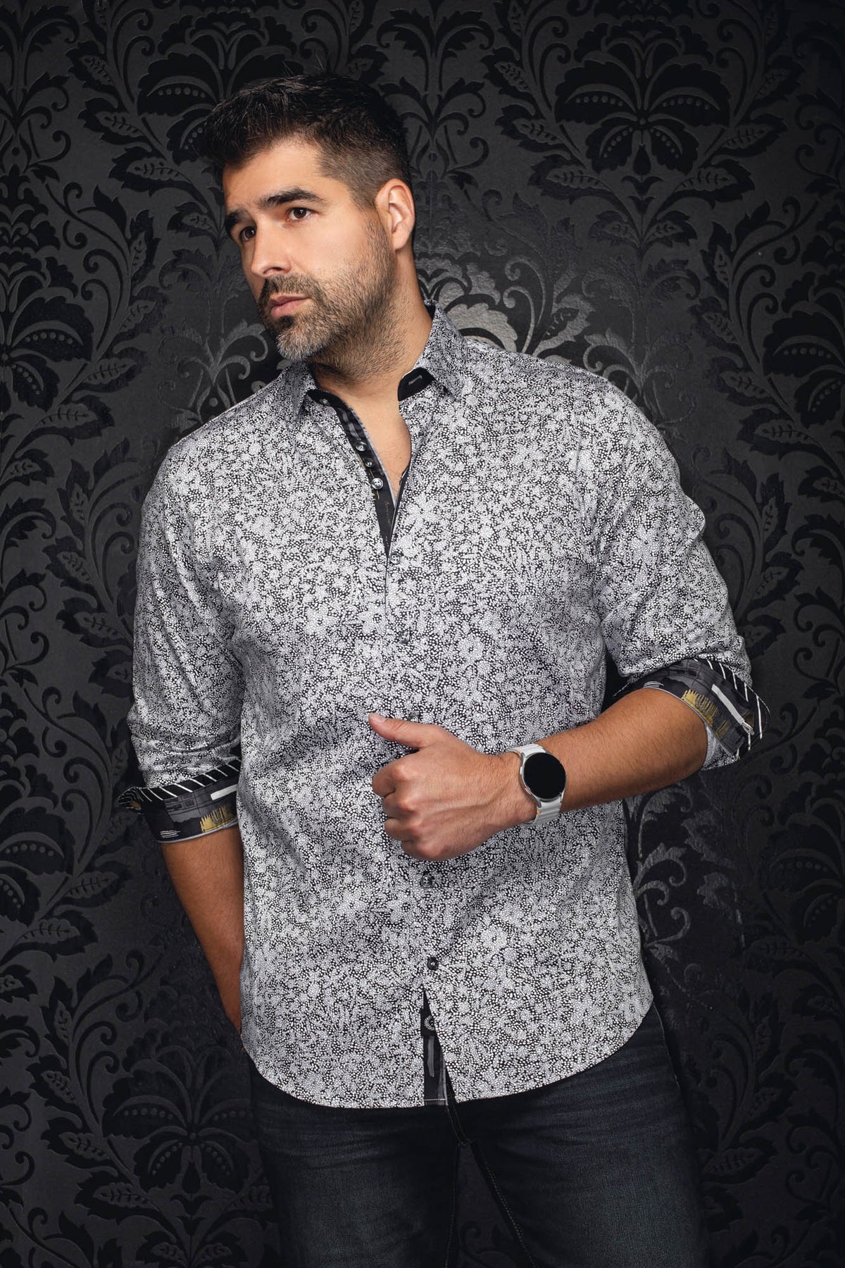Chemise grise pâle à micro motif noir, vue de face sur modèle avec revers contrastants pour homme par Au Noir