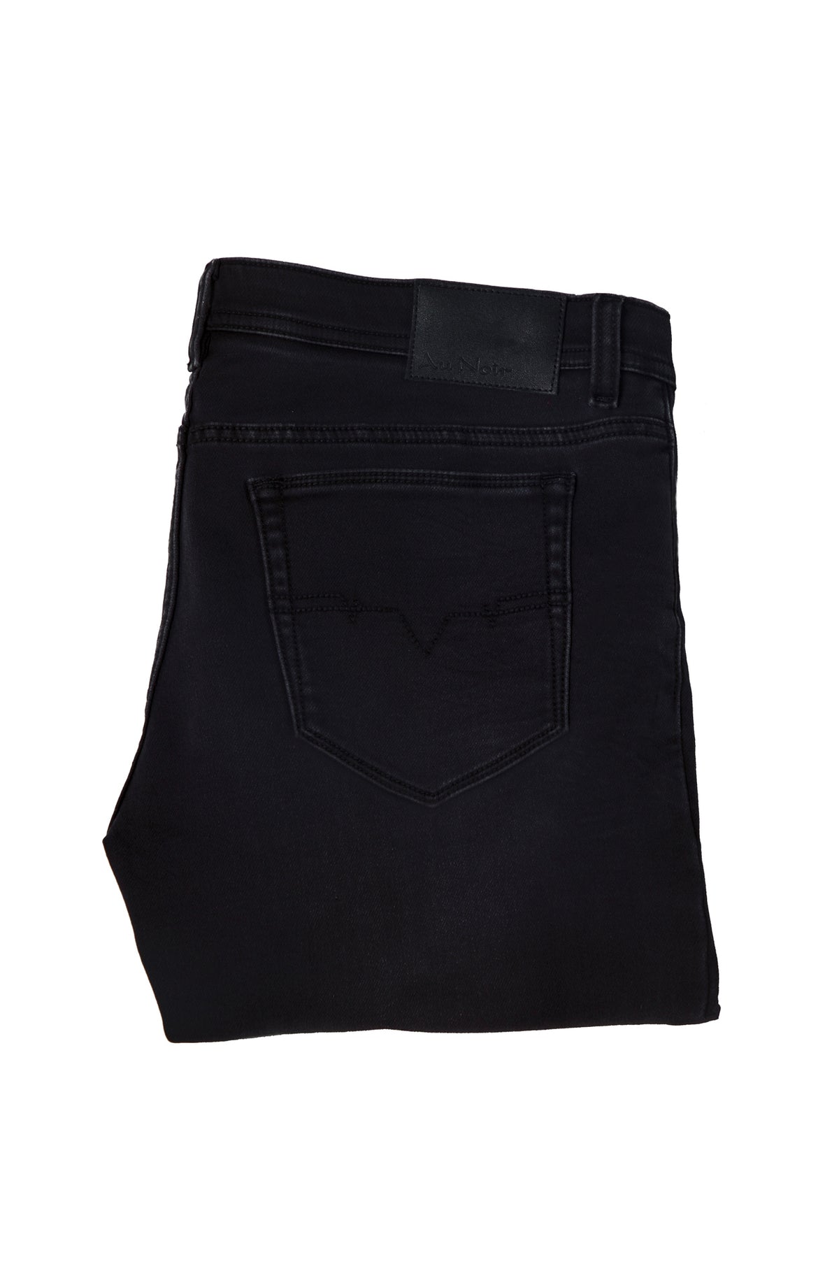 Détail: Jean noirs pliés avec l’écusson, coutures ton sur ton, passants et poche arrière pour homme par Au Noir