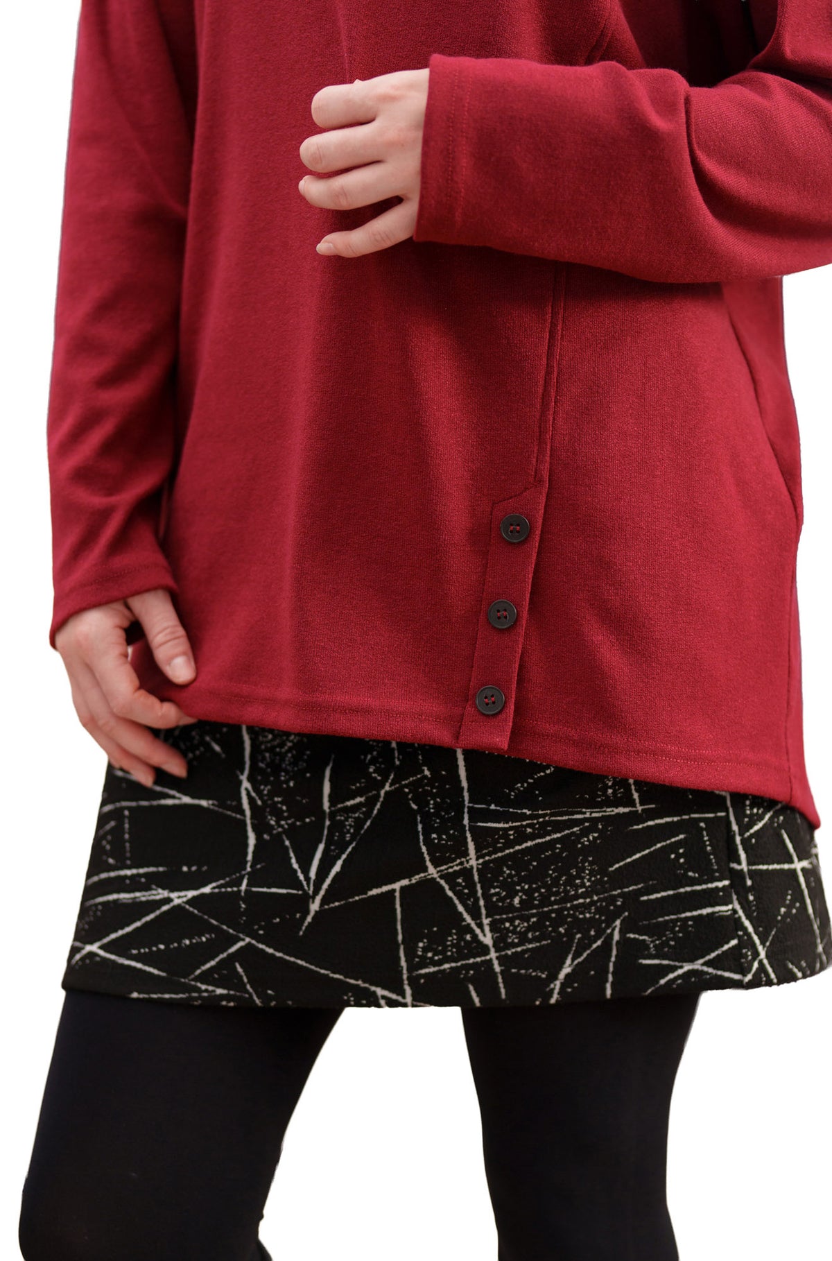 Jupe mini rouge, vue de face sur mannequin pour femme par Rien ne se perd, tout se crée