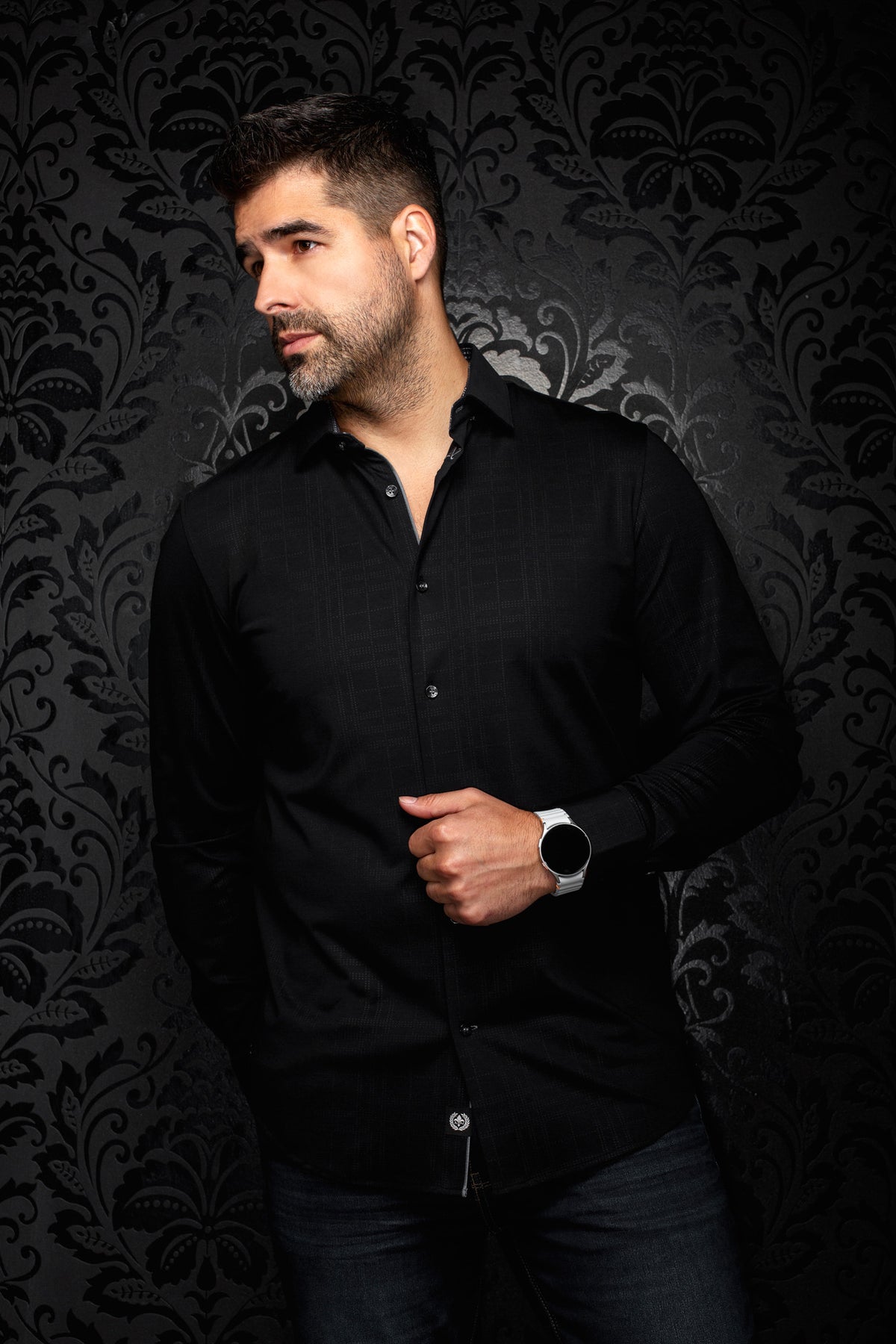 Chemise noire texturée à boutons avec col pointu et boutons foncés pour homme par Au Noir, vue de face sur mannequin