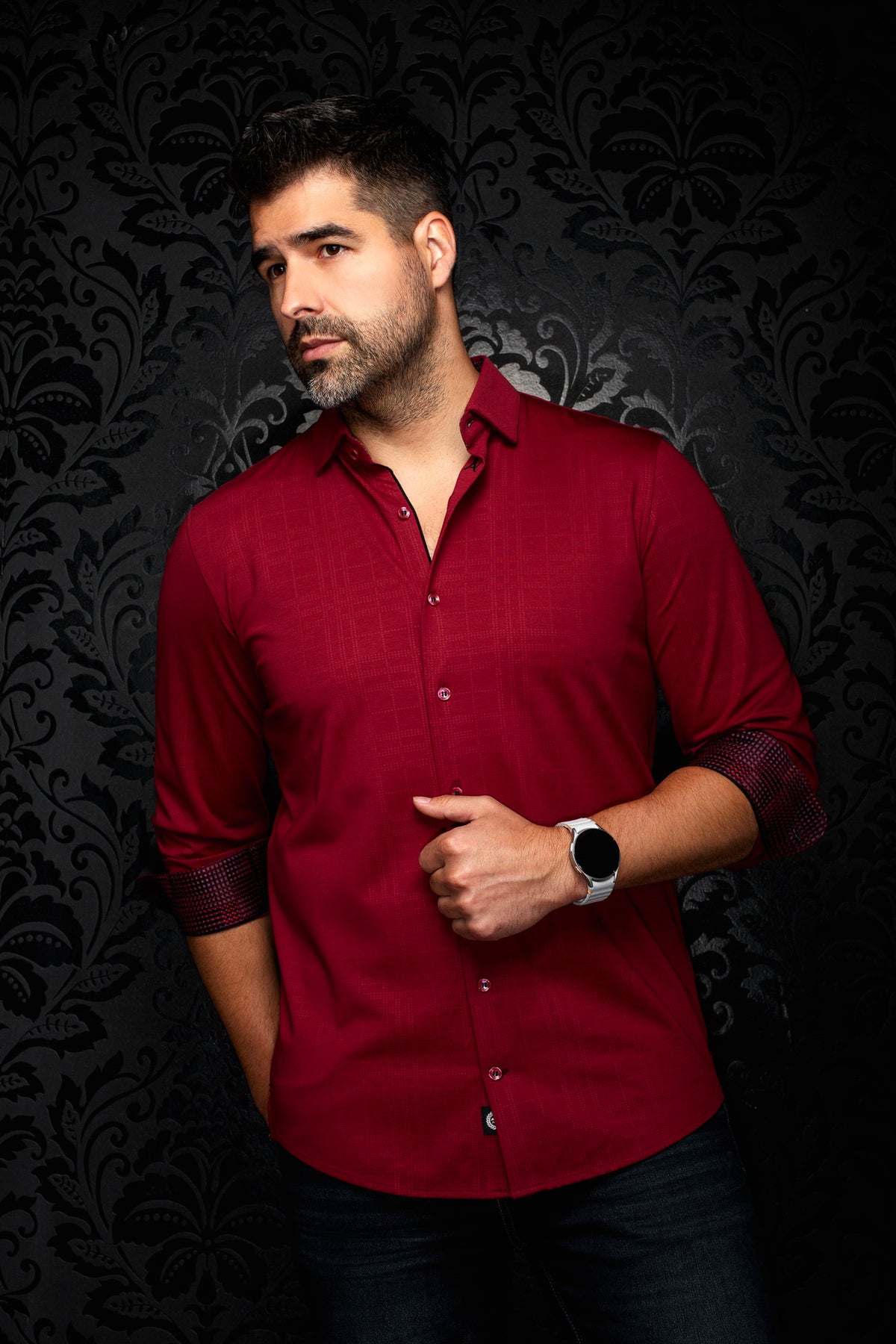 Chemise bourgogne à boutons vue de face inclinée, rouges retournés et poignets noirs pour homme par Au Noir