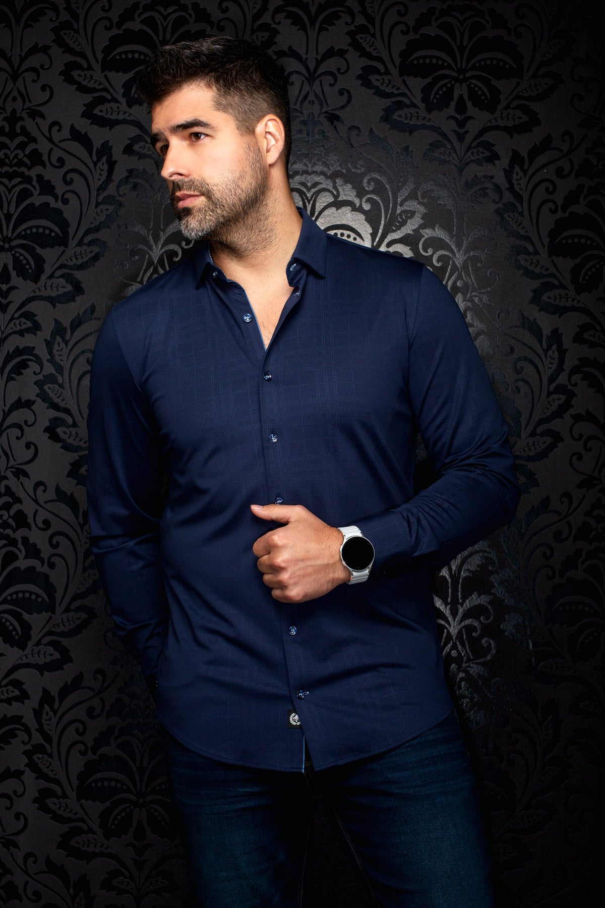 Chemise boutonnée bleu marine à motif quadrillé ton sur ton et ourlet courbé pour homme par Au Noir, vue en angle