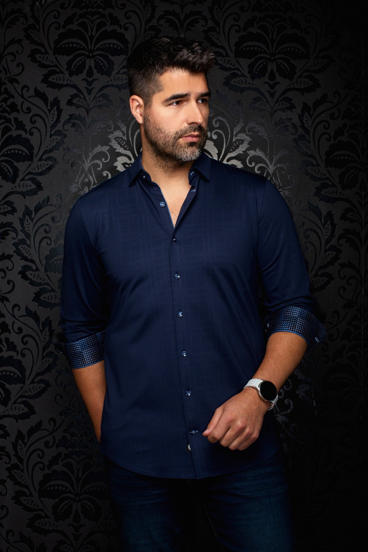Vue de face d’une chemise boutonnée bleu marine à poignets contrastés roulés et motif quadrillé pour homme par Au Noir