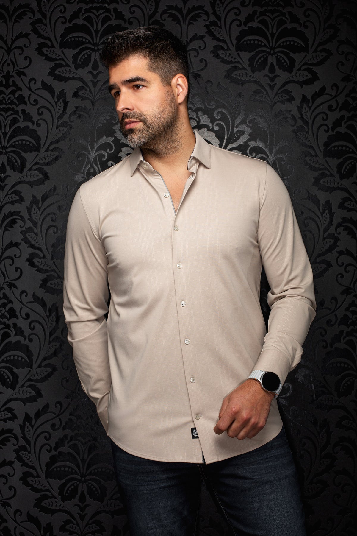 Chemise boutonnée beige à manches longues vue de face avec motif quadrillé ton sur ton et col pointu pour homme par Au Noir