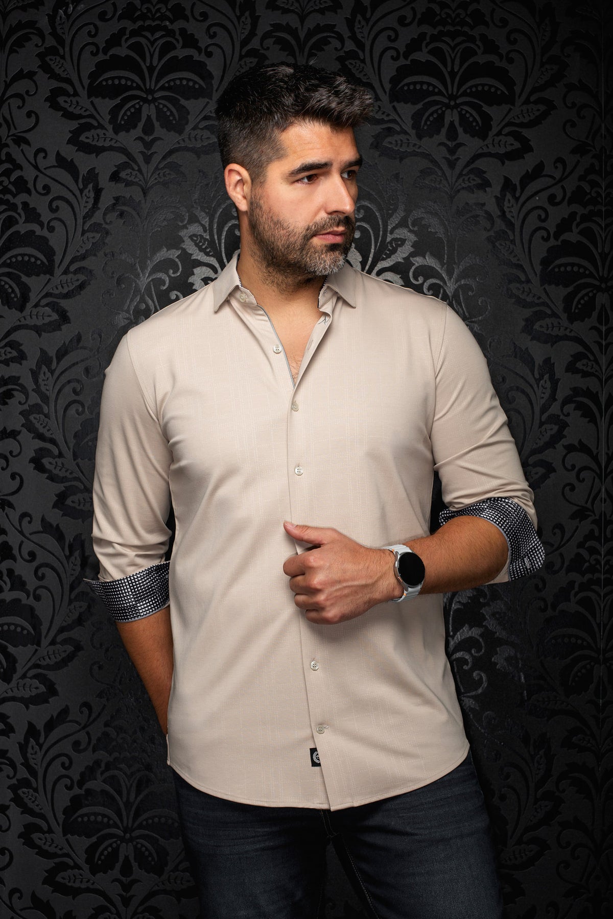 Chemise boutonnée beige avec manches roulées montrant les poignets noir et blanc pour homme par Au Noir, vue de face