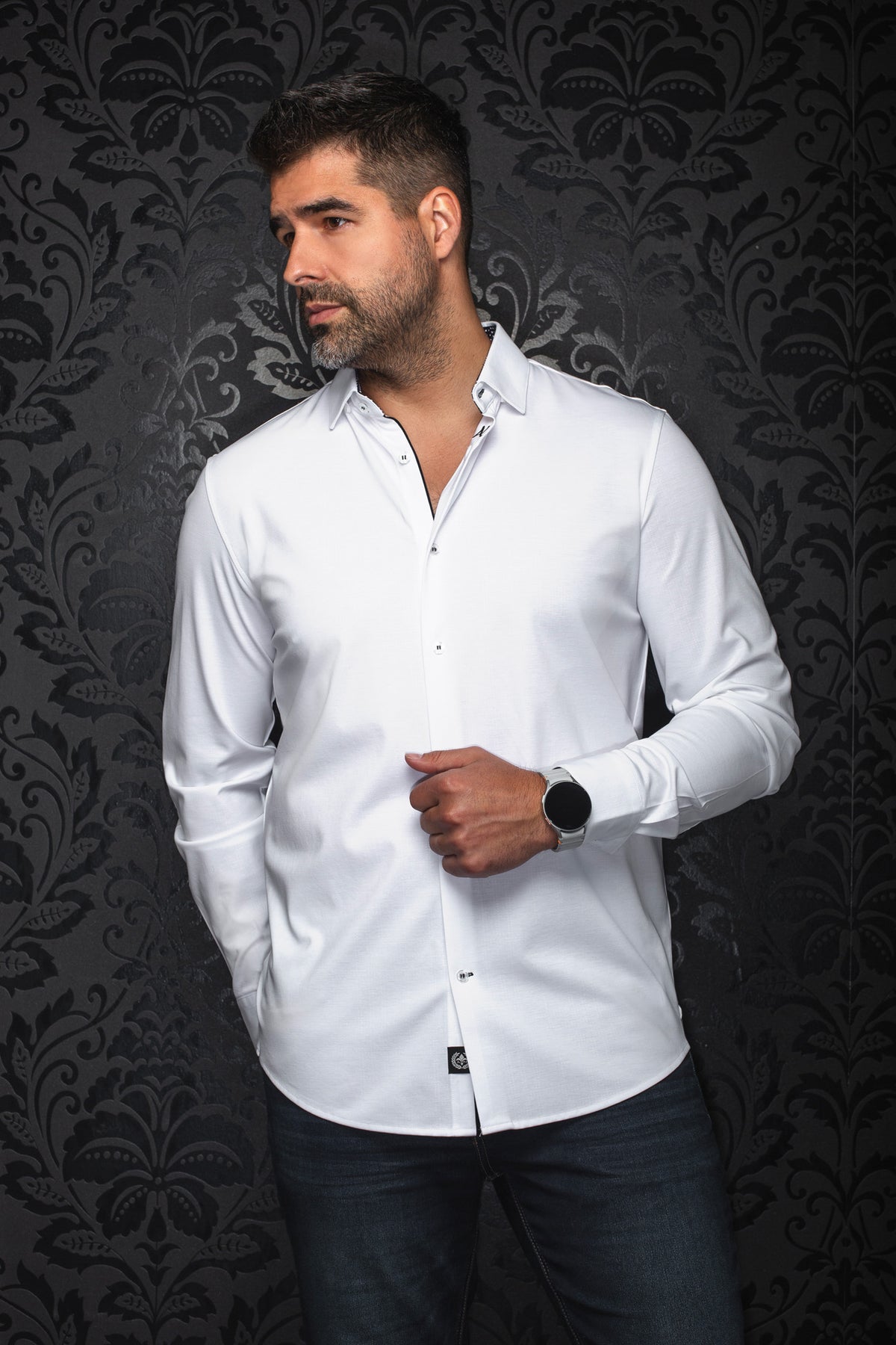 Chemise blanche à manches longues, vue avant avec bordure noire à la patte et col évasé pour homme par Au Noir