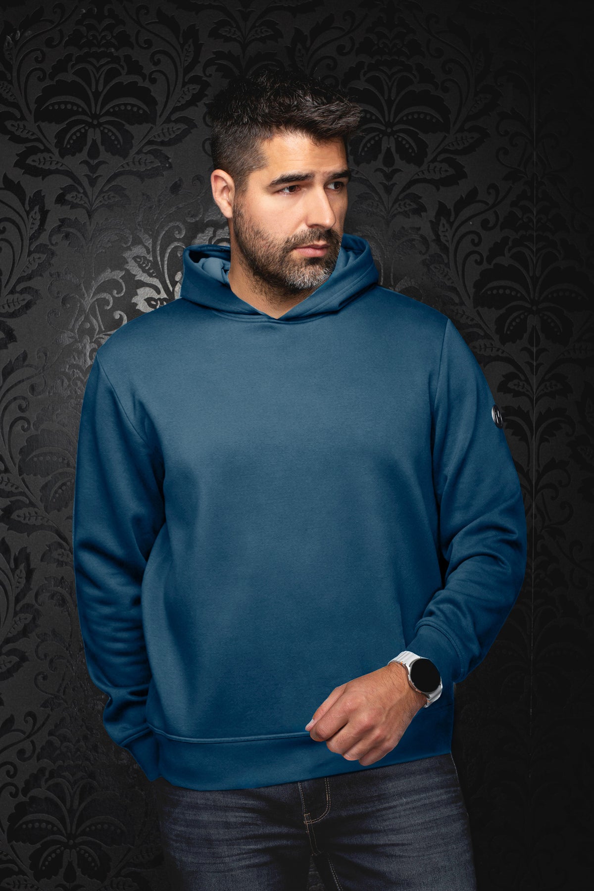 Sur mannequin de face, le veste sport à capuchon bleu sarcelle avec capuchon et ourlet côtelé pour homme par Au Noir
