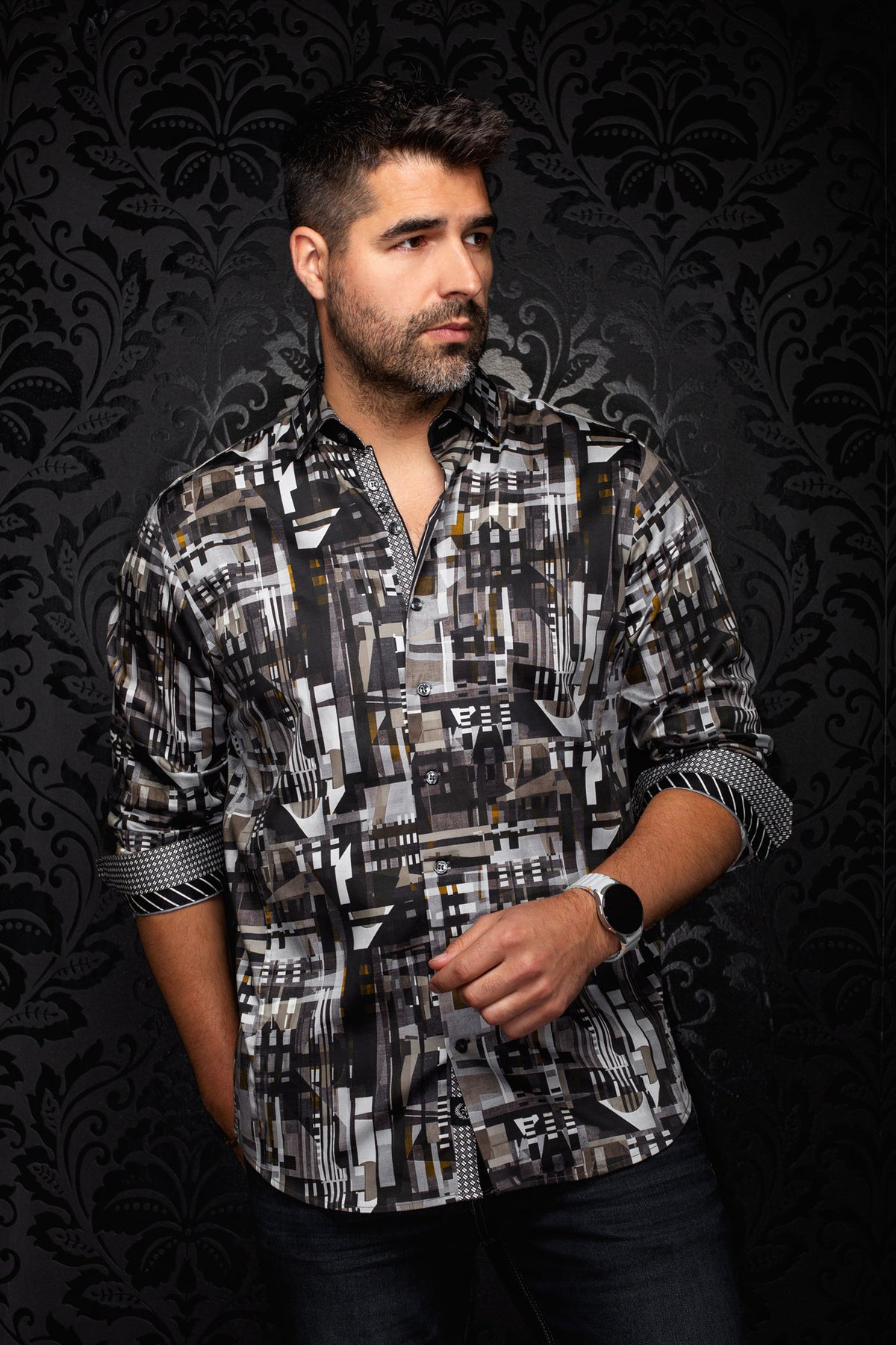 Vue de face d’une chemise noire à imprimé abstrait avec poignets contrastants roulés pour homme par Au Noir
