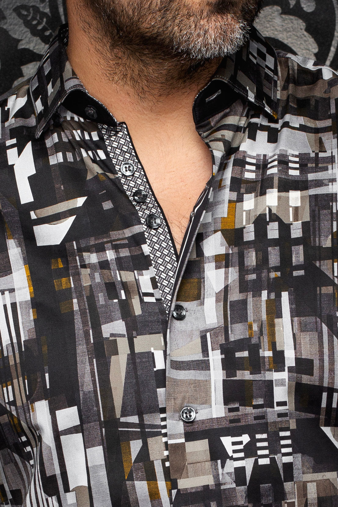 Col, de la patte boutonnée et garnitures d’une chemise noire et grise pour homme par Au Noir, en gros plan