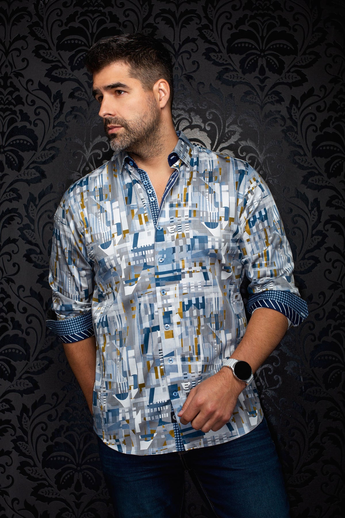 Chemise grise pâle à imprimé géométrique, poignets et patte bleus, vue de face sur mannequin pour homme par Au Noir