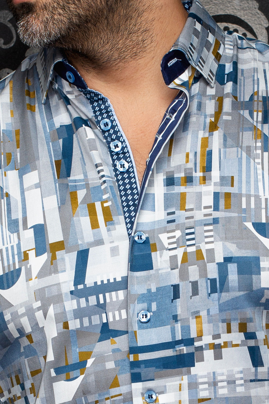 Chemise grise pâle à imprimé géométrique, col et patte contrastants bleus pour homme par Au Noir, en gros plan