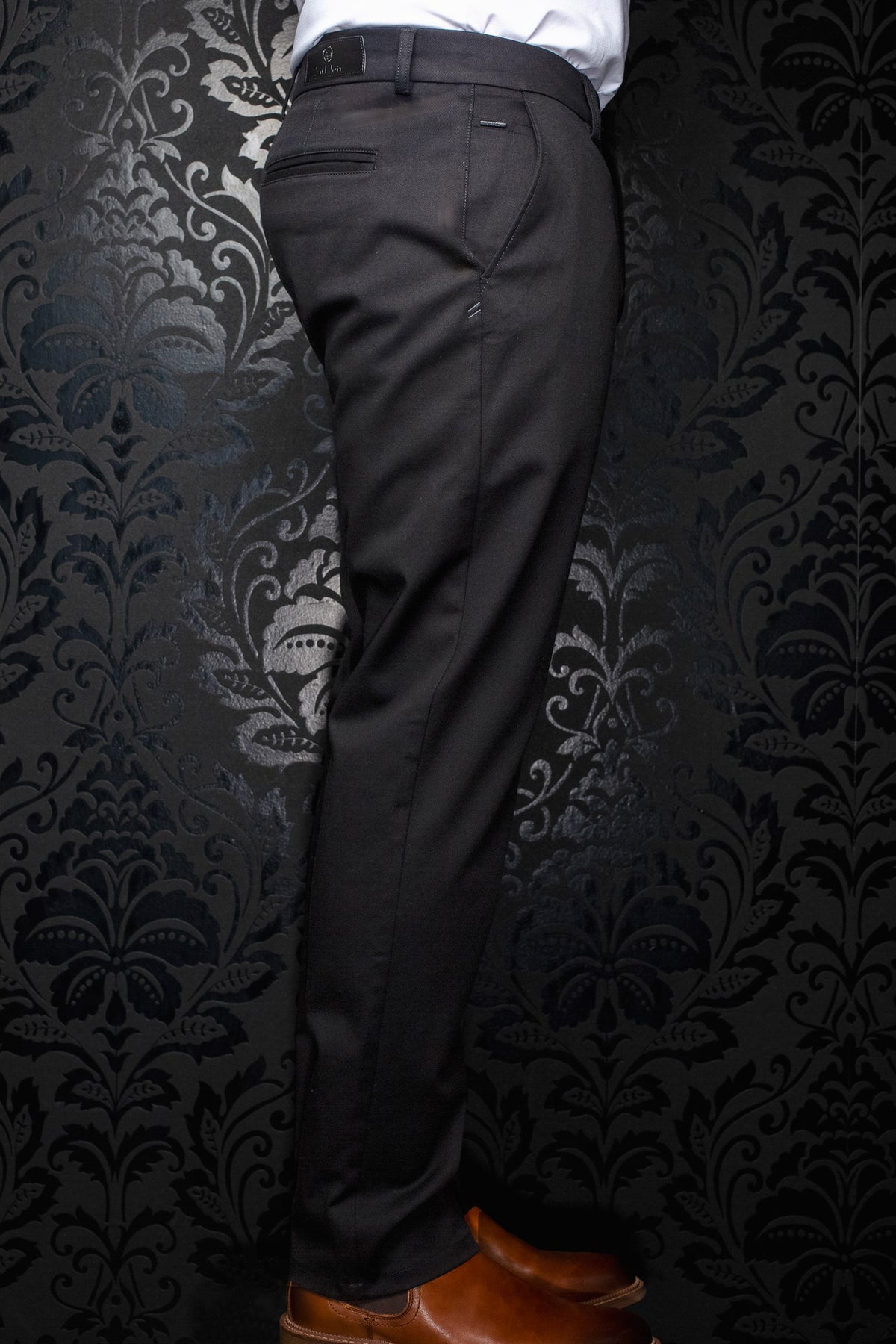 Pantalon chino noir avec passants, poche arrière et jambe droite ajustée pour homme par Au Noir, vue arrière de côté