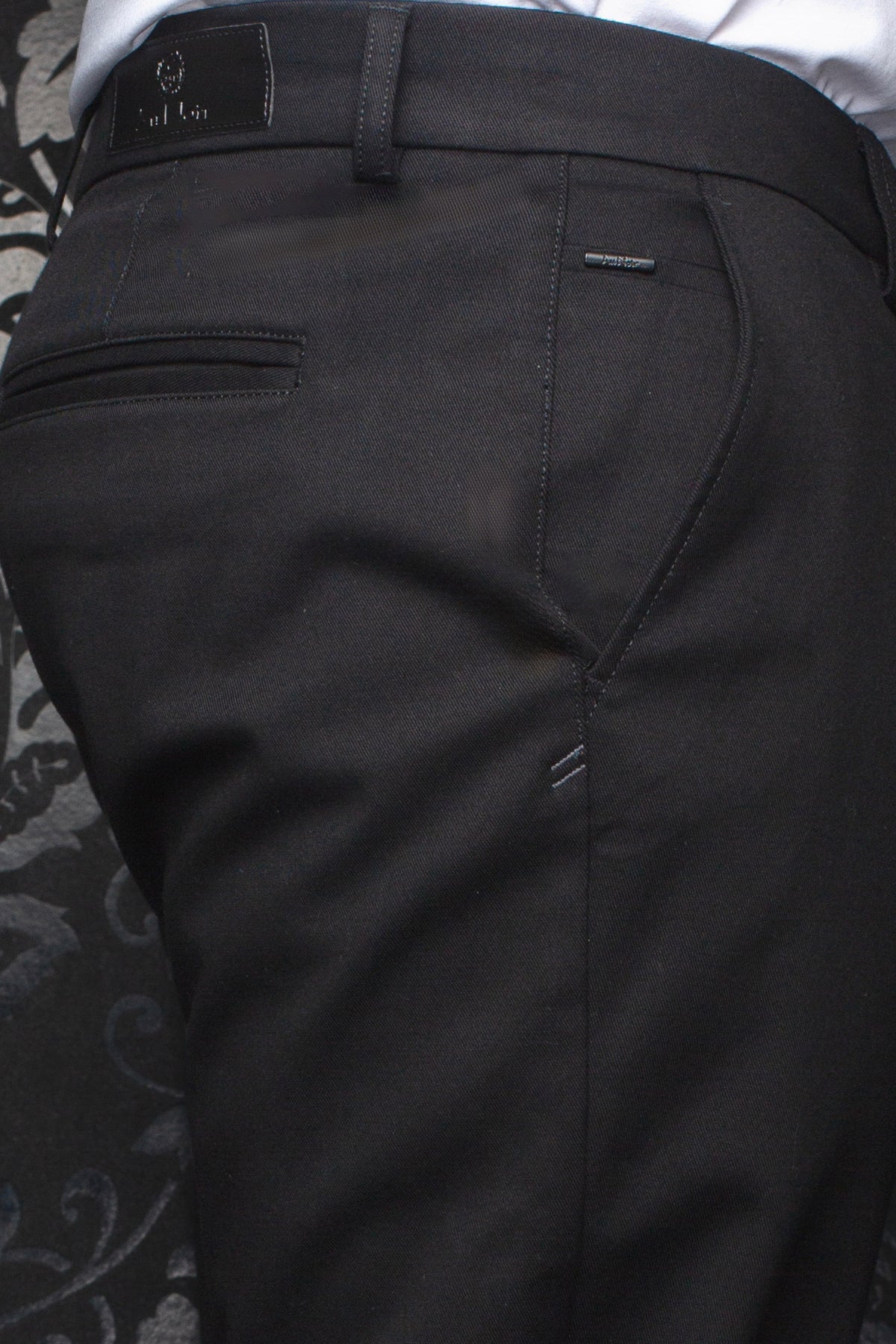 Pantalon chino noir avec logos, poche passepoilée, passant et taille arrière pour homme par Au Noir, en gros plan