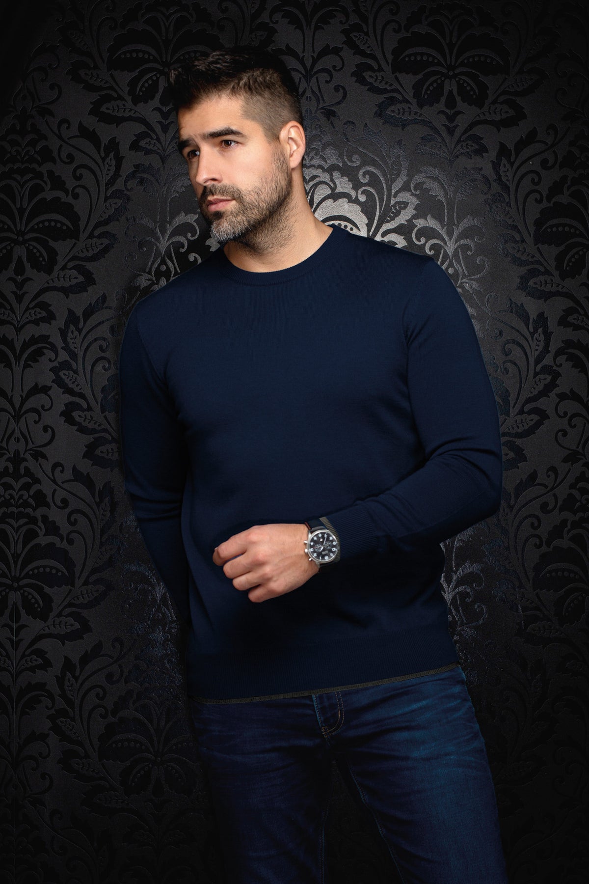 Sur mannequin de face, le chandail en cachemire en tricot bleu marine avec poignets côtelés pour homme par Au Noir
