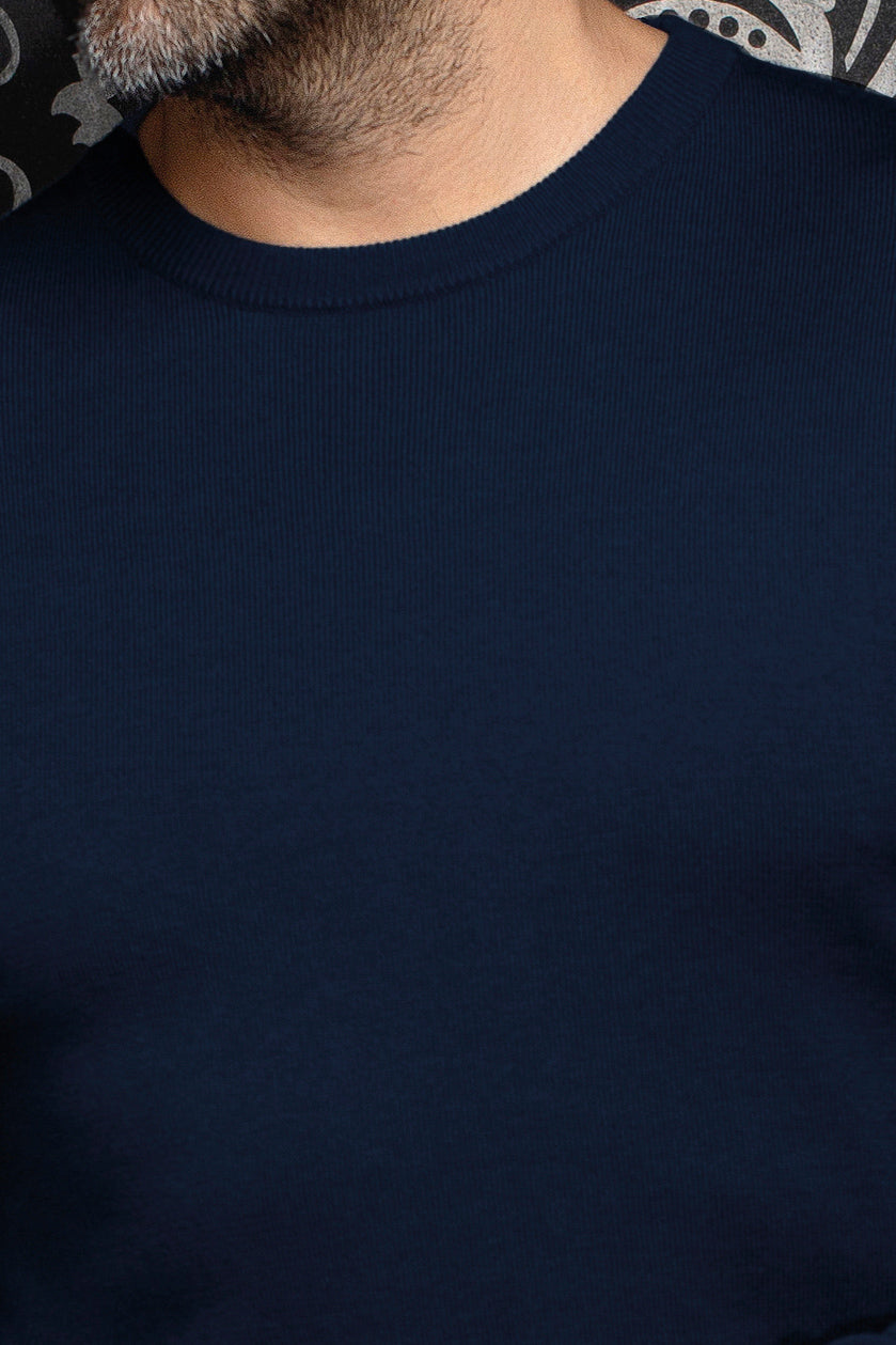 Chandail en cachemire en tricot bleu marine avec col rond côtelé pour homme par Au Noir, en gros plan
