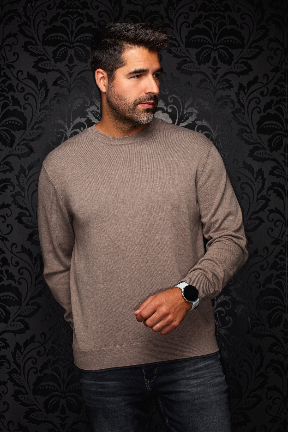 Chandail en cachemire en tricot taupe à col rond avec bords côtelés pour homme par Au Noir, vue de face sur mannequin
