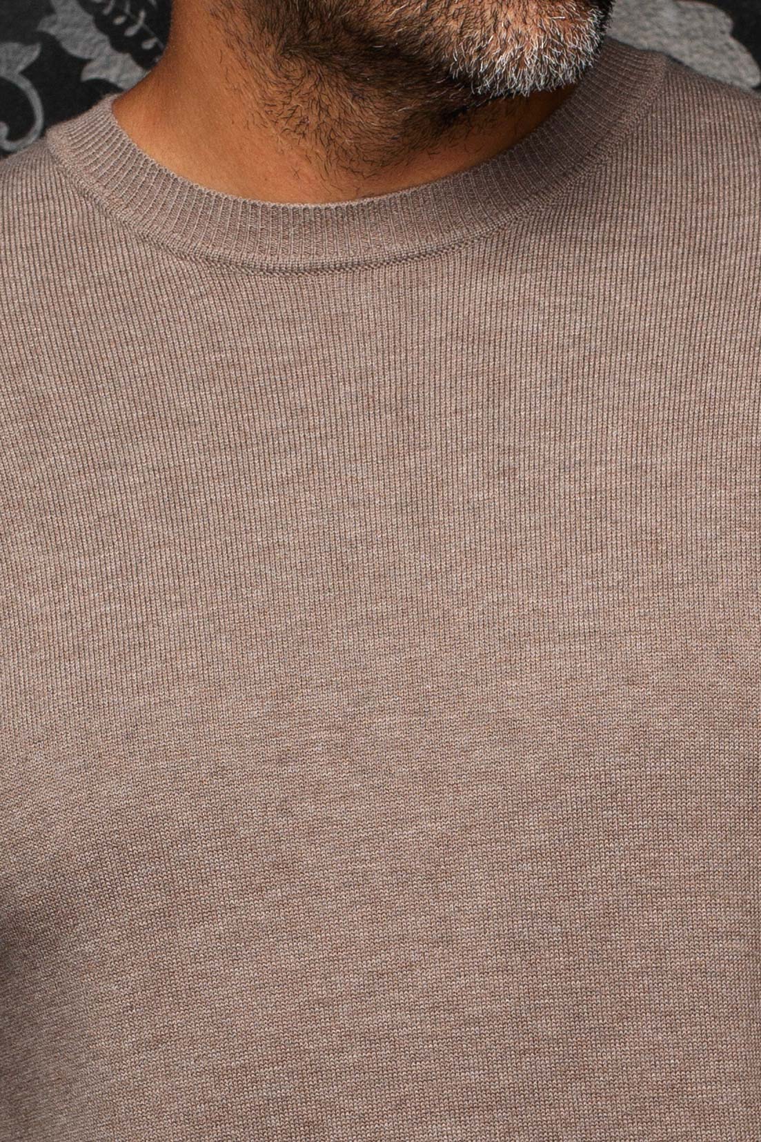 Chandail en cachemire en tricot taupe avec la maille fine et le col rond côtelé pour homme par Au Noir, en gros plan