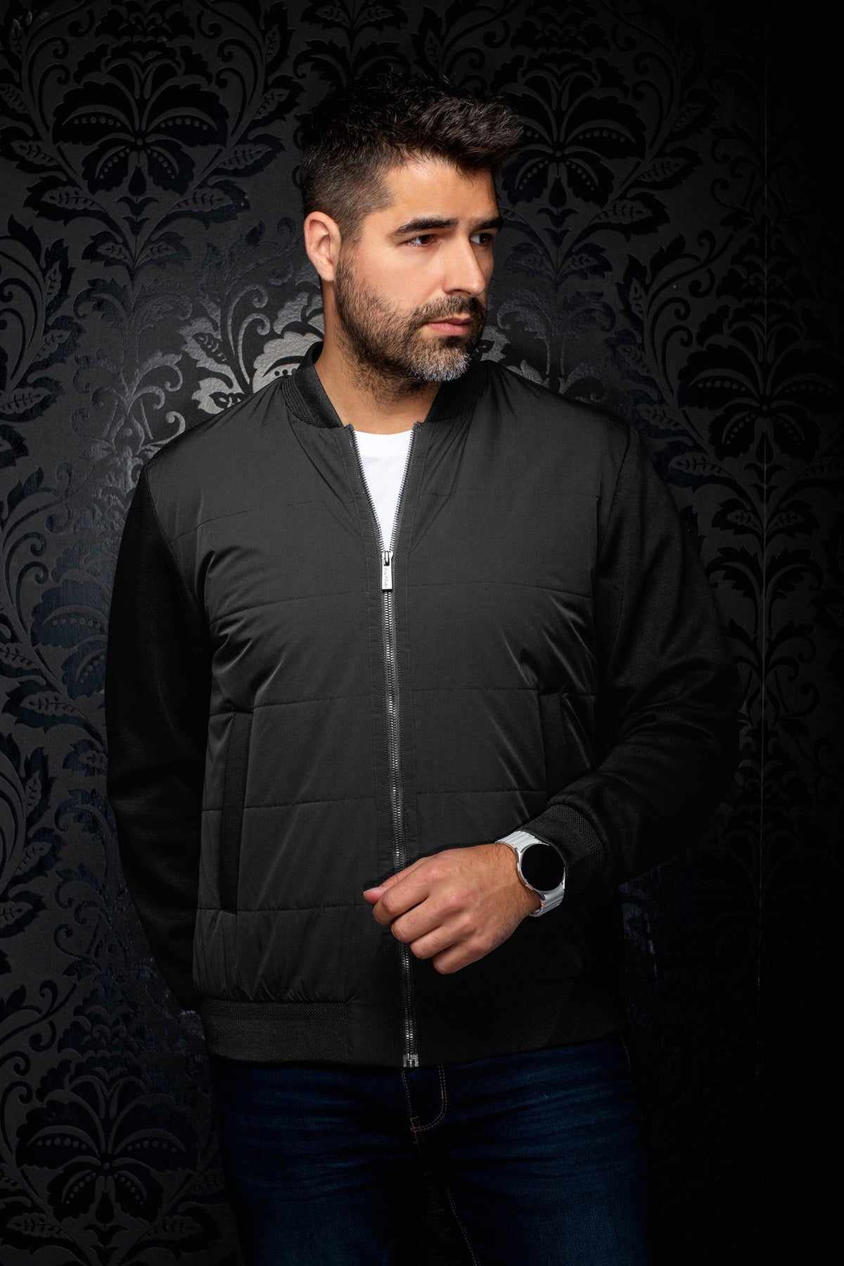 Coupe-vent mi-saison style bomber bomber noire de face avec fermeture éclair et corps matelassé pour homme par Au Noir