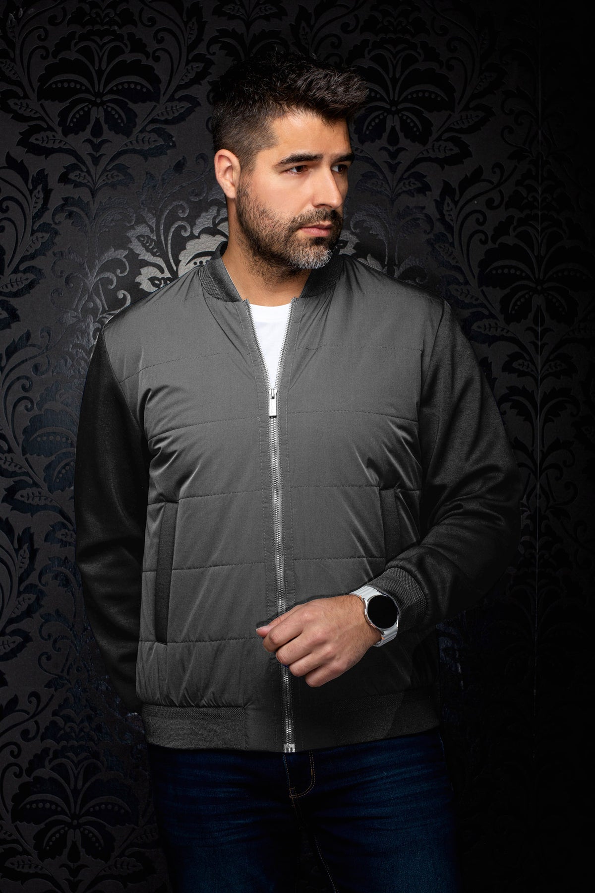 Sur mannequin de face, le coupe-vent mi-saison style bomber gris pour homme par Au Noir