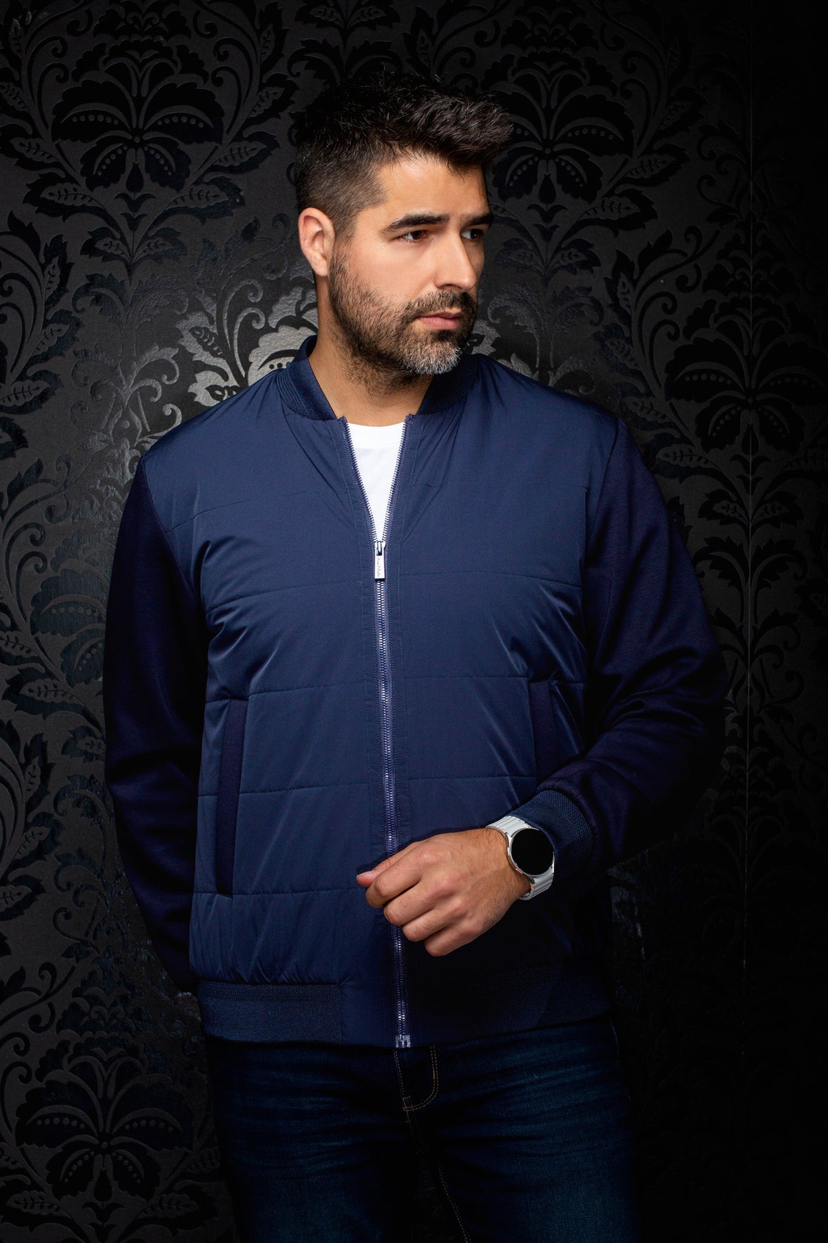 Sur mannequin de face, le coupe-vent mi-saison style bomber bomber matelassé bleu marine zippé pour homme par Au Noir