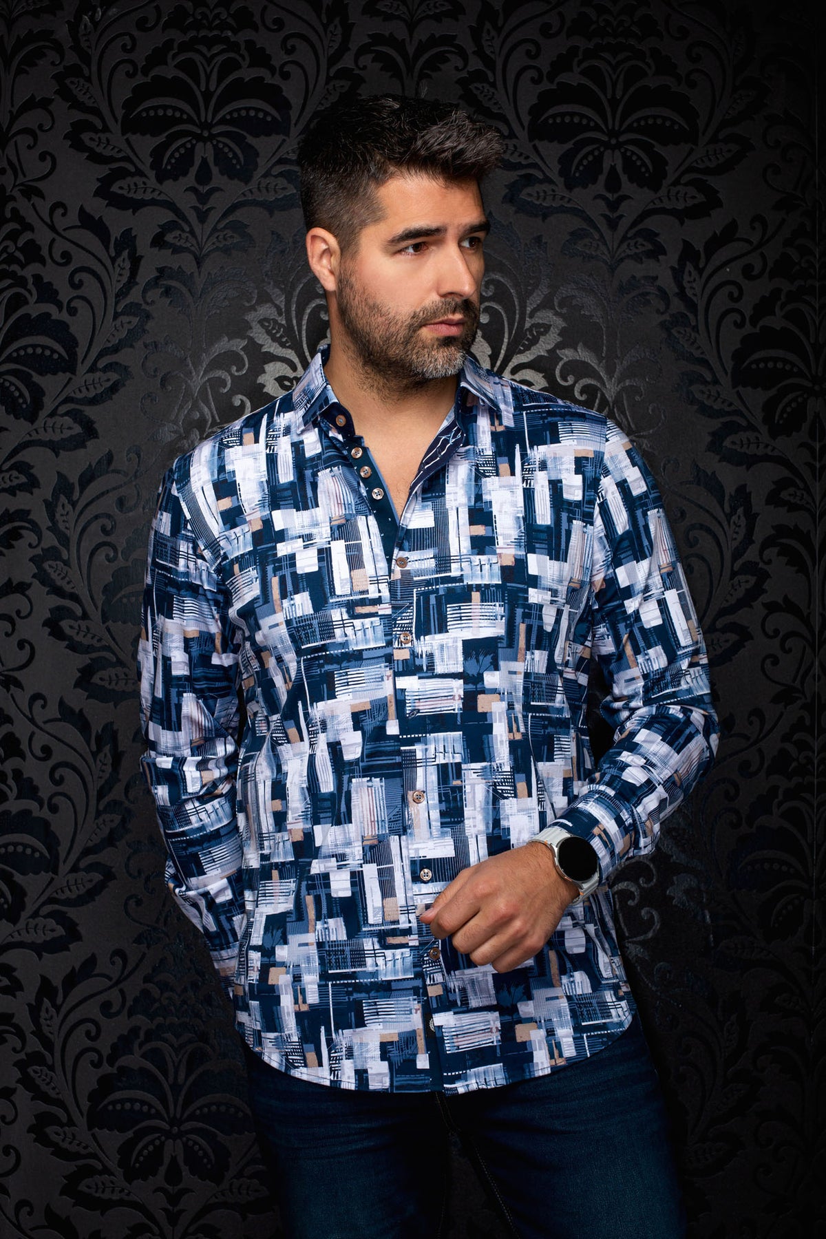 Sur mannequin de face, la chemise bleu marine pour homme par Au Noir