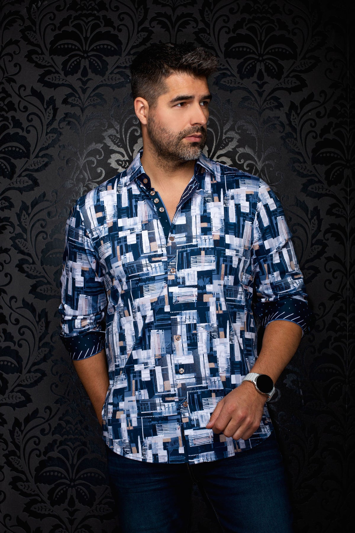 Sur mannequin de côté, la chemise boutonnée bleu marine à motif géométrique pour homme par Au Noir