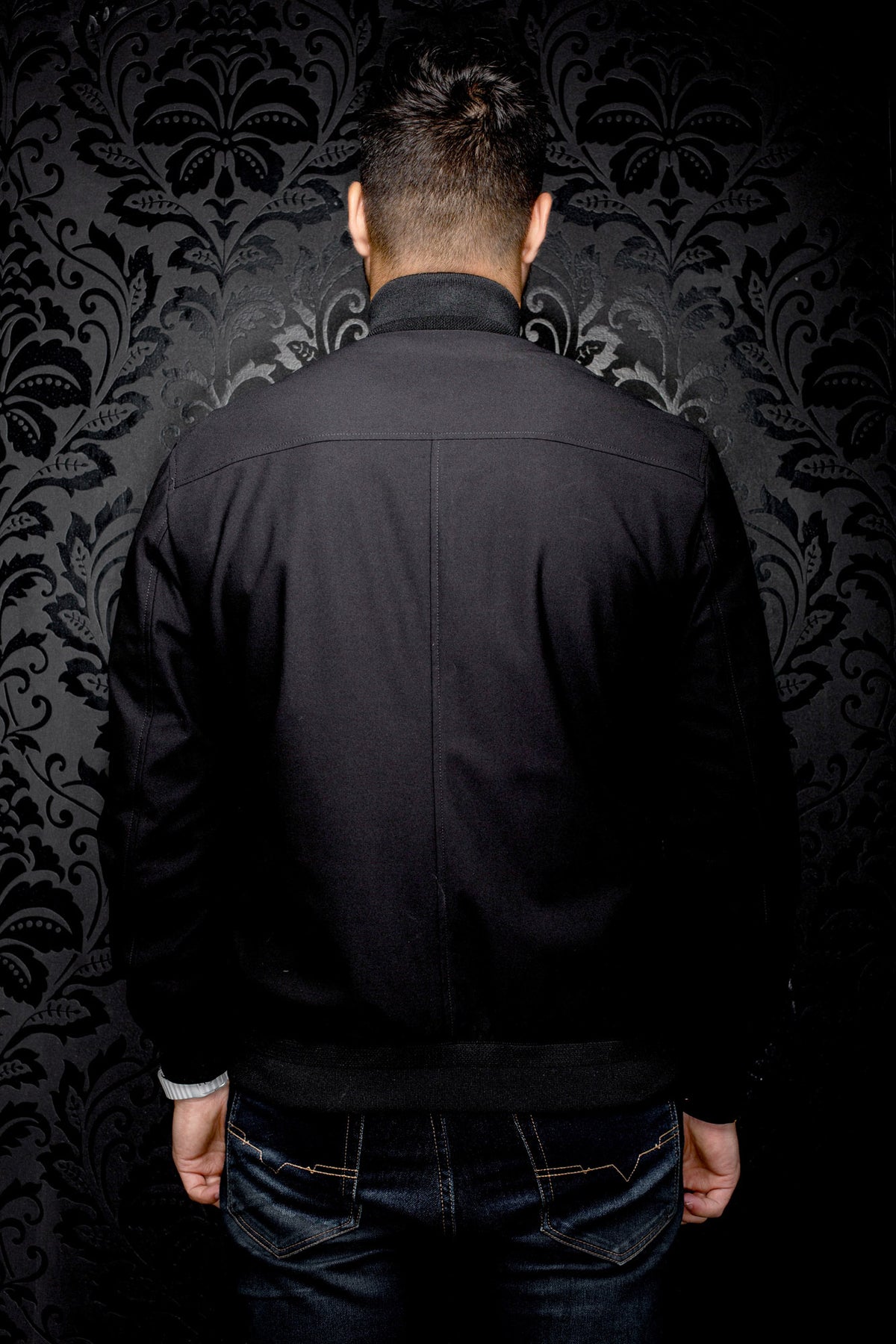Coupe-vent mi-saison style bomber bomber noire avec col, bande côtelée et empiècement pour homme par Au Noir, vue arrière