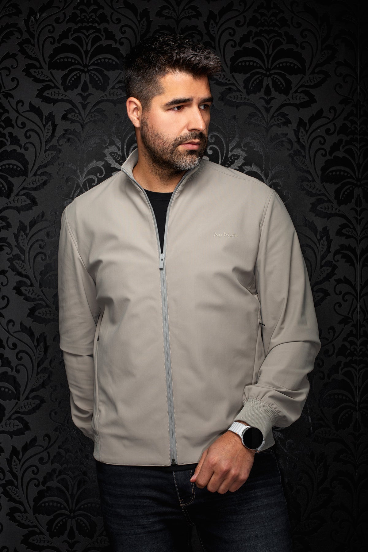 Sur mannequin de face, le coupe-vent mi-saison style bomber gris pour homme par Au Noir
