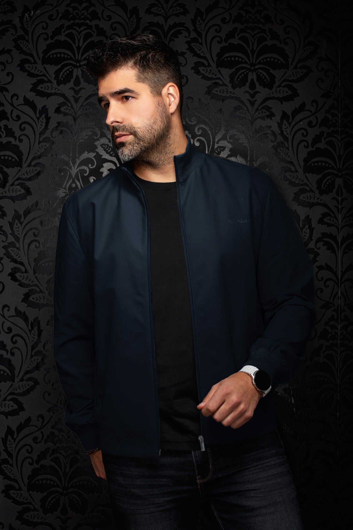 Sur mannequin de face, le coupe-vent mi-saison style bomber bleu marine pour homme par Au Noir