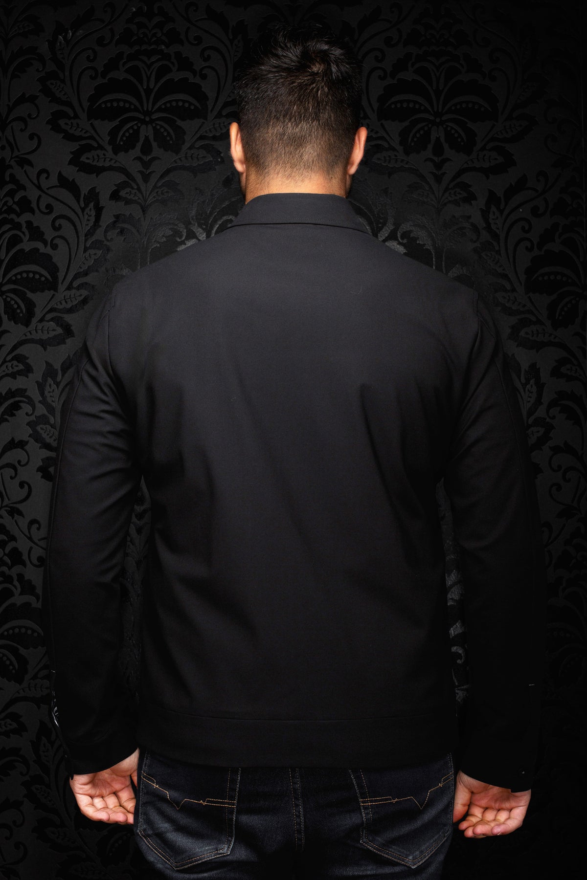 Coupe-vent mi-saison style bomber noire unie avec col pointu, manches longues et ourlet droit pour homme par Au Noir, de dos