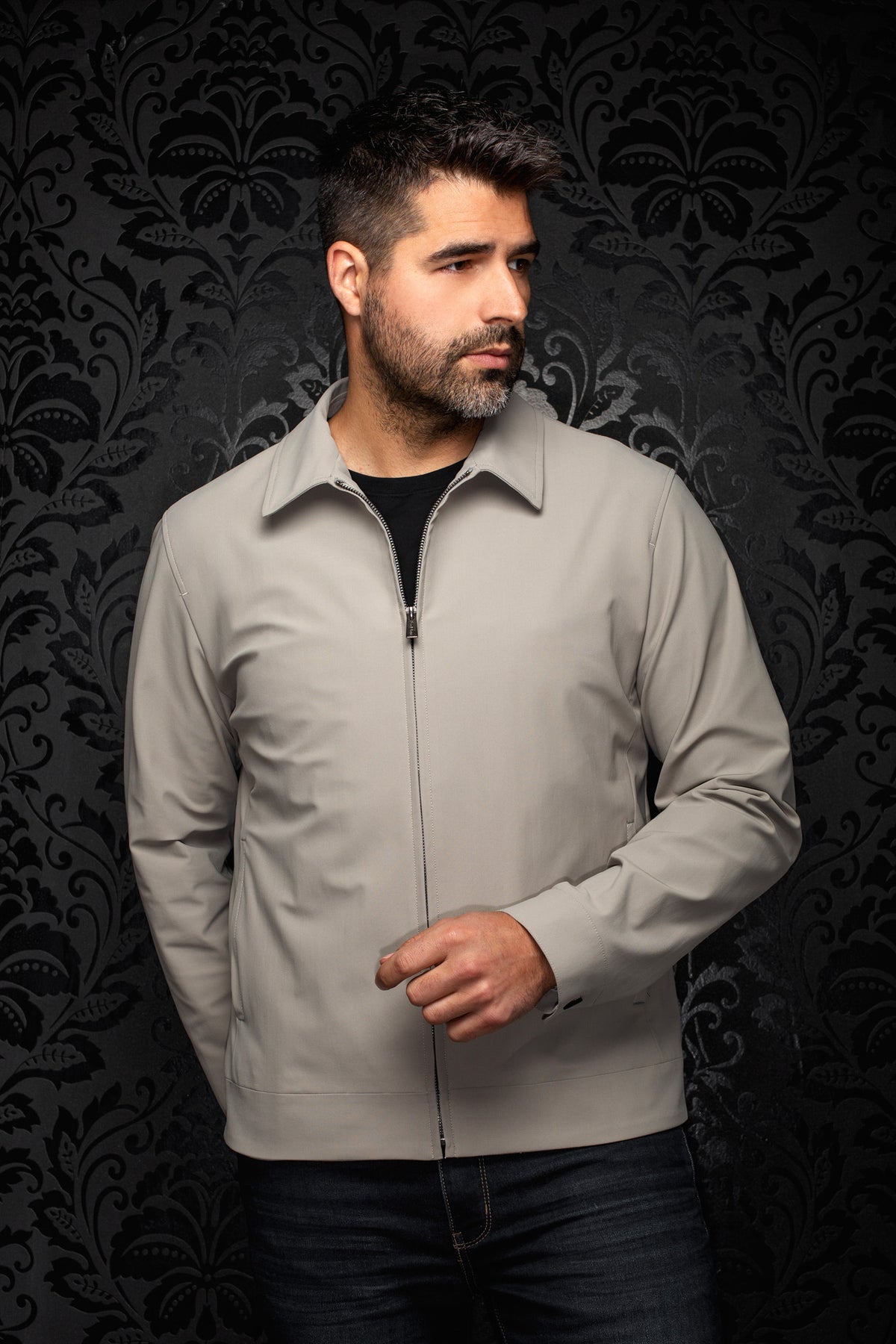 Coupe-vent mi-saison style bomber grise pâle avec col pointu et glissière métal pour homme par Au Noir, vue de face