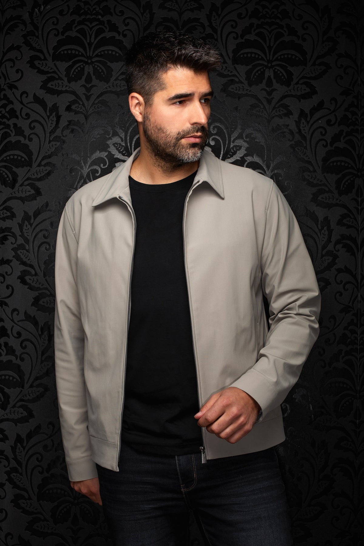 Sur mannequin de face, le coupe-vent mi-saison style bomber grise pâle à glissière porté ouvert pour homme par Au Noir
