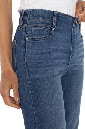 Jeans pour femme par Liverpool | LM2401A4 Sauge | Boutique Vvög, vêtements mode pour homme et femme