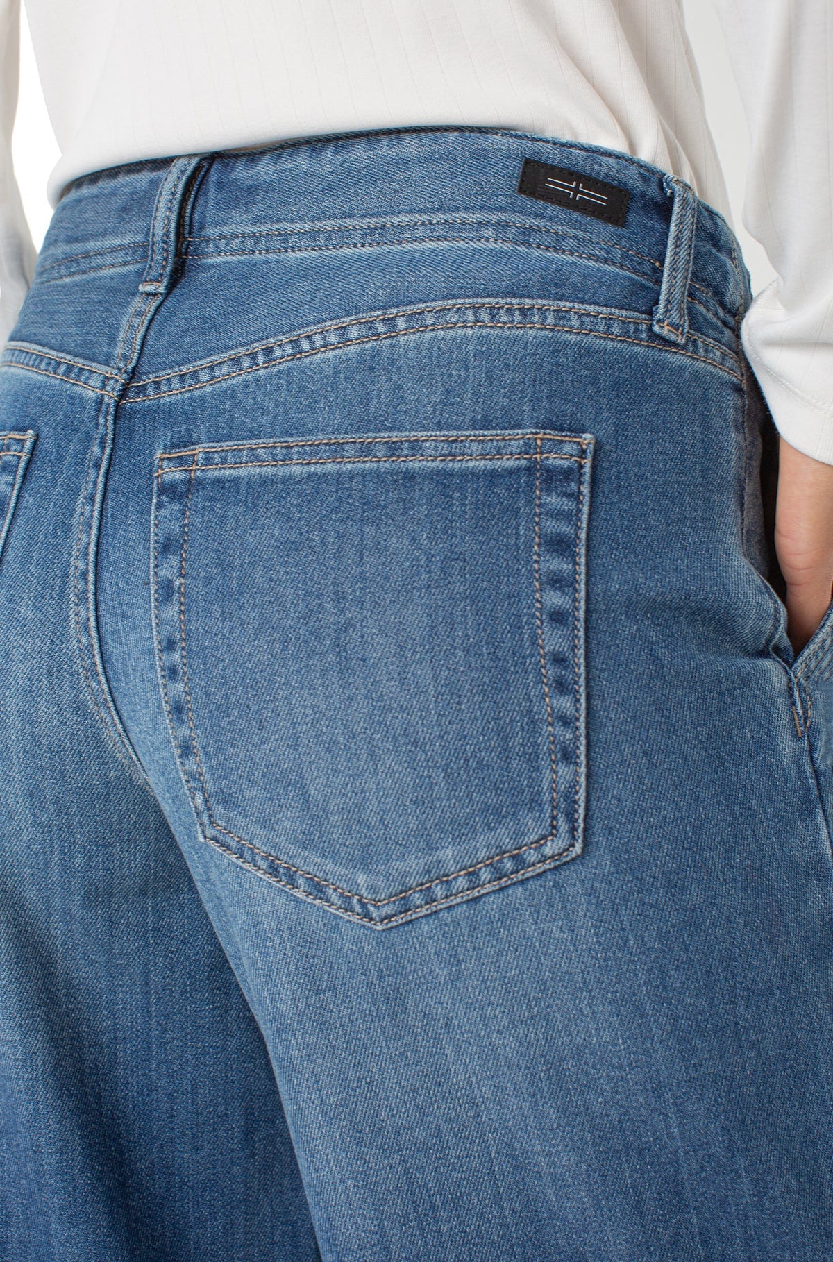 Pantalon pour femme par Liverpool | LM4678SSL Noyer | Boutique Vvög, vêtements mode pour homme et femme