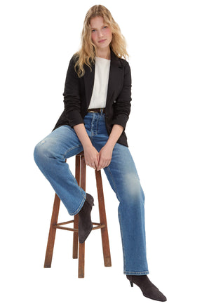 Vue de face assise d’un veston noir à revers crantés et bouton unique pour femme par Liverpool