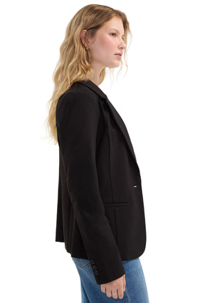 Veston noir avec manche longue, poche passepoilée et poignet boutonné pour femme par Liverpool, vue de côté