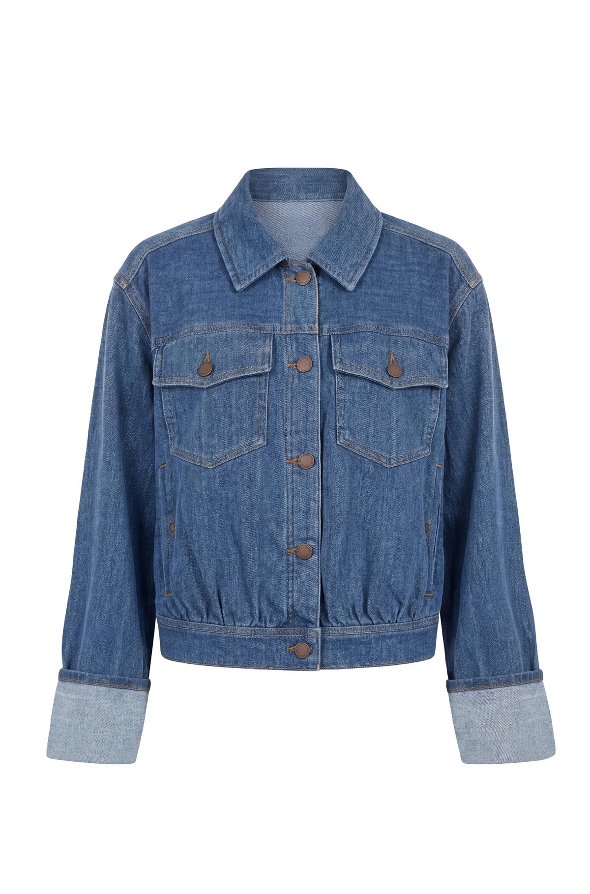 Jacket en denim bleue avec poches poitrine à rabat et larges poignets repliés pour femme par Liverpool, vue avant