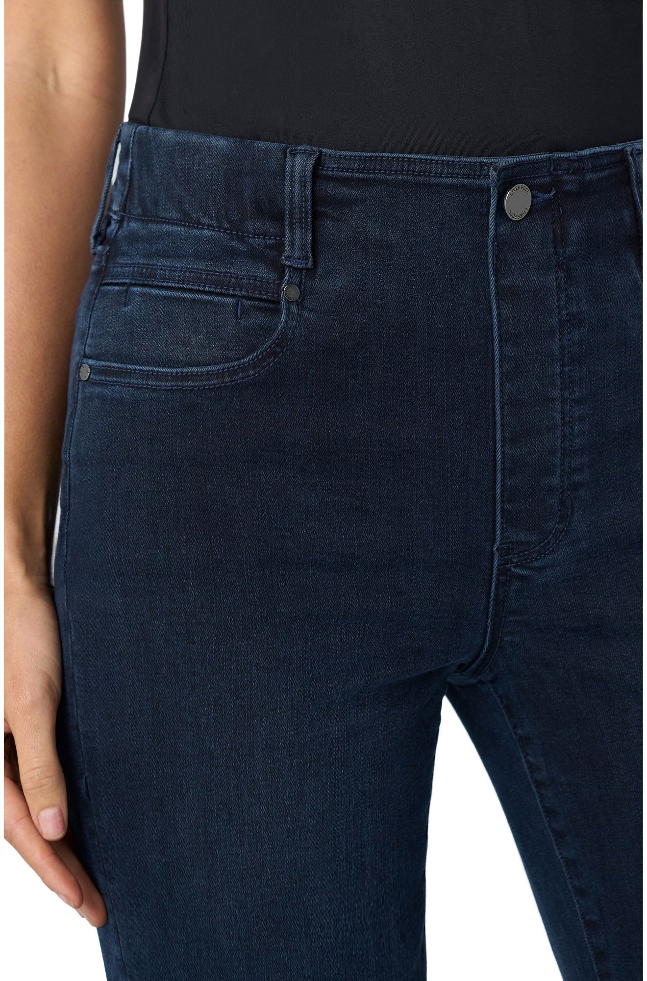 Taille d’un jean droit indigo foncé avec passants, poche avant et bouton marqué pour femme par Liverpool, en gros plan