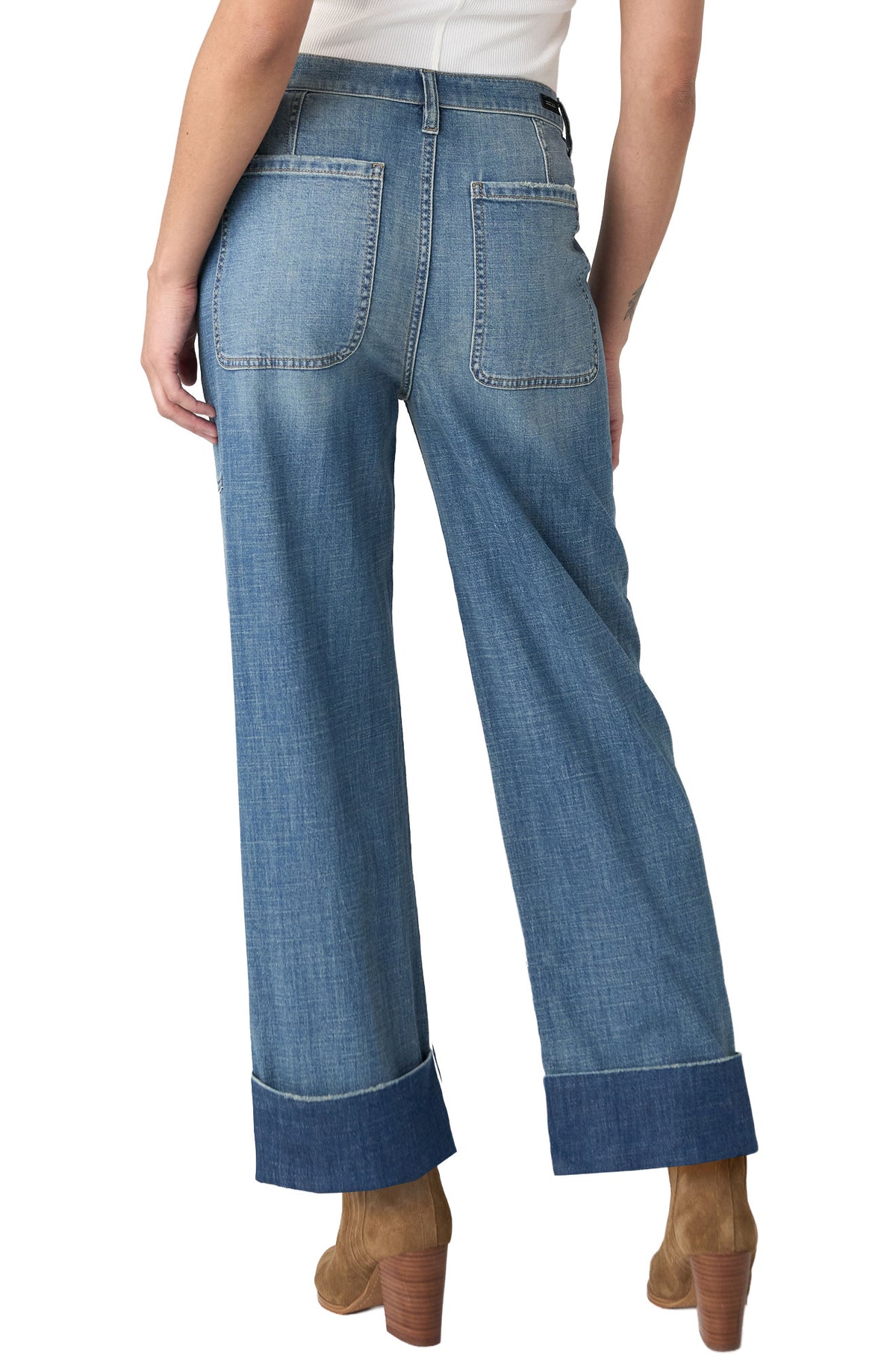 Vue arrière d’un jean bleu pâle à jambe large, poches plaquées au dos et revers foncés pour femme par Liverpool