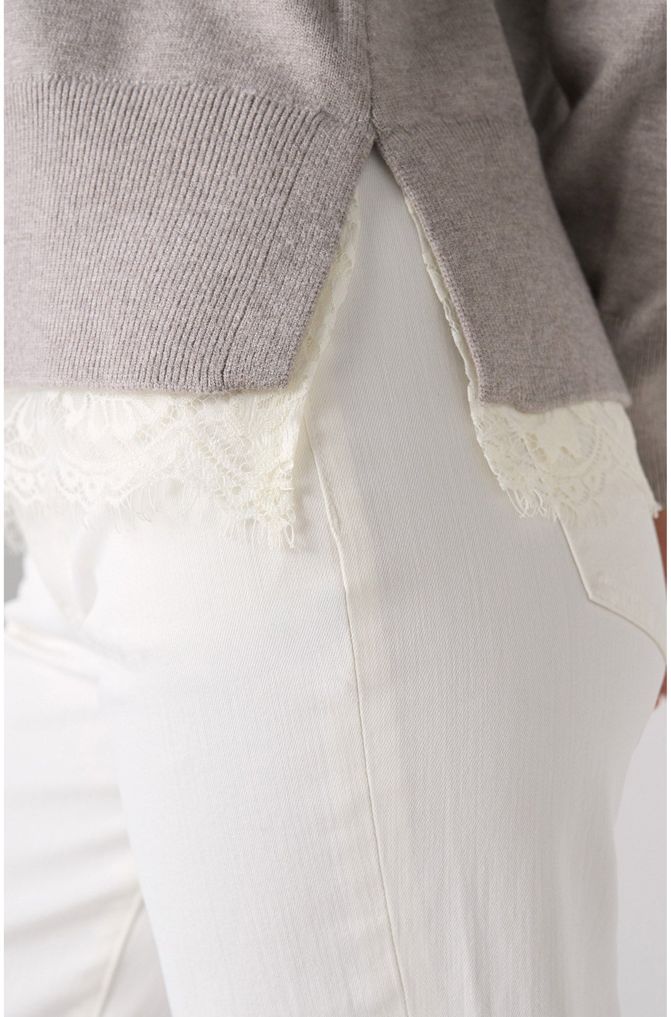 Détail de la fente côté du chandail manches longues gris pâle avec bord-côte et dentelle blanche pour femme par Liverpool