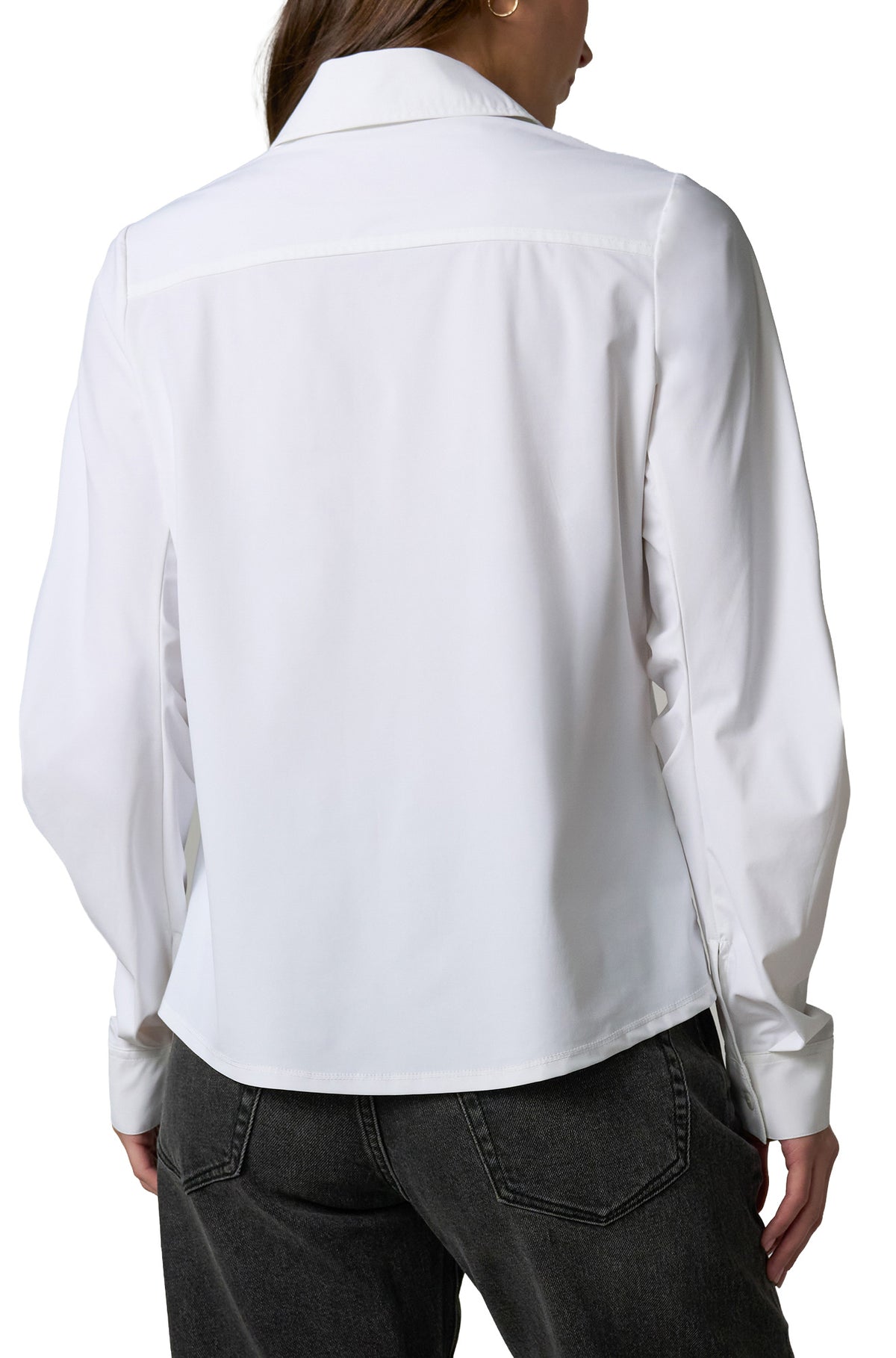 Blouse manches longues blanc, vue de dos sur mannequin pour femme par Liverpool