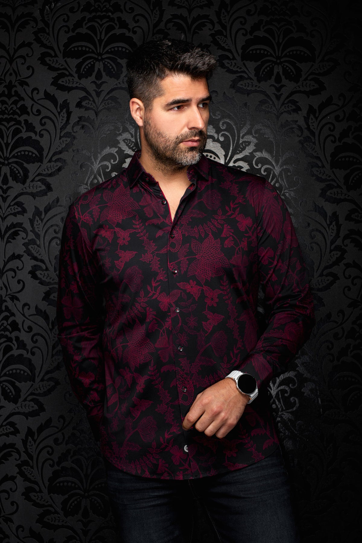 Sur mannequin de face, la chemise noire à manches longues, imprimé floral bourgogne et col pointu pour homme par Au Noir